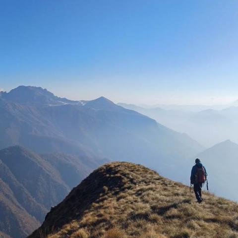 Inizio discesa di fronte i Piani di Bobbio  - © G.S. Marinelli, riproduzione vietata.