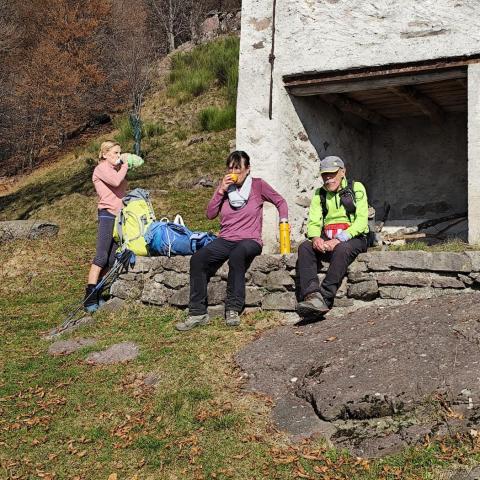 Breve sosta alla Baita Monte Olino (m 1445)  - © G.S. Marinelli, riproduzione vietata.