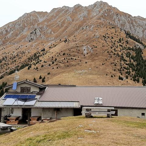 Rifugio San Fermo e Corna San Fermo  - © G.S. Marinelli, riproduzione vietata.